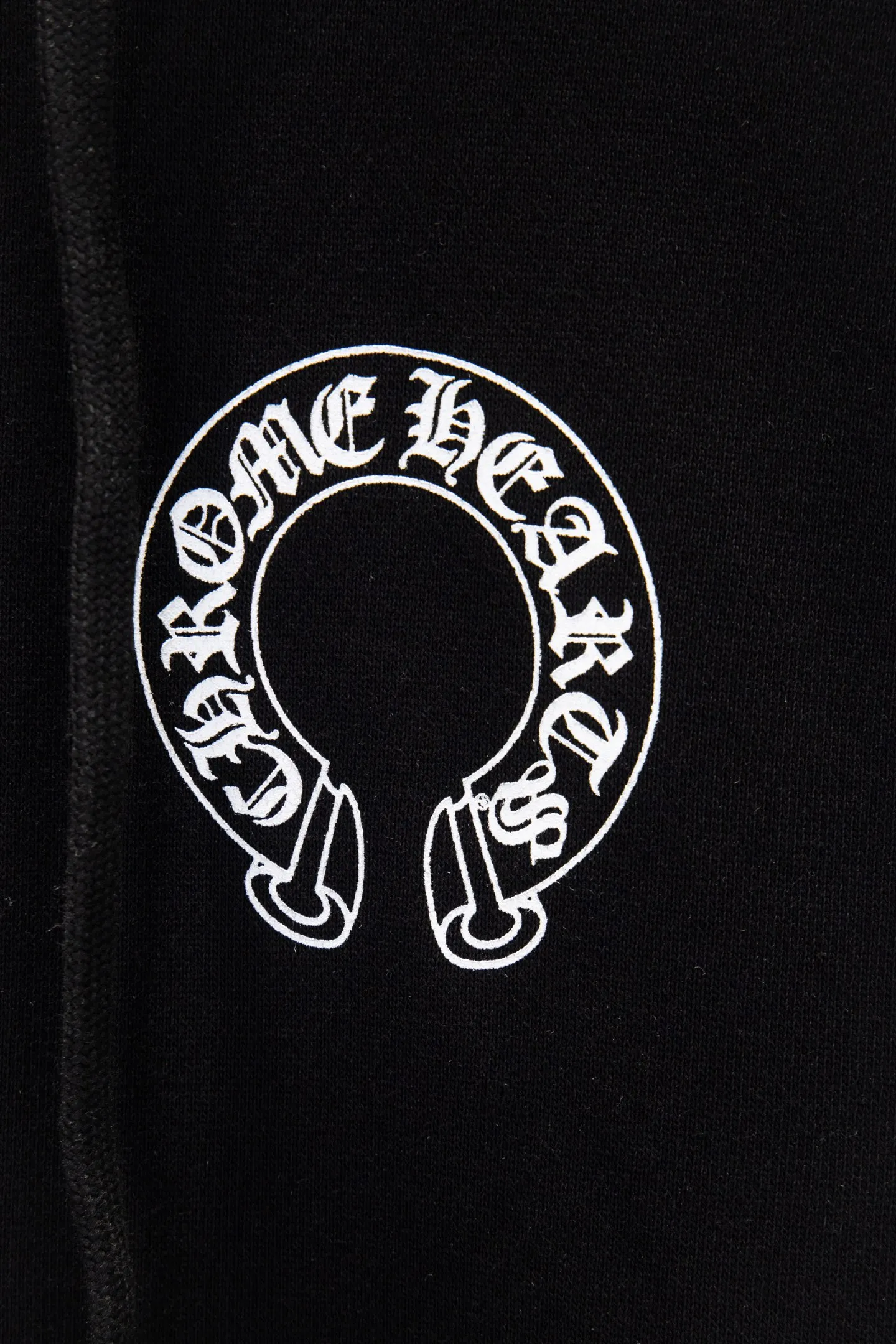P360 🆕Chrome hearts 500 grams in weight, different from the market. The texture is unexplainable. The os version is really charming. The Chrome family is really unique. The new styles of each season are made to the extreme. It is very practical and can be worn casually. Nice✔️ - ⚠️100% cotton. Made of custom-dyed terry cotton sweatshirt surface, 500g double-ply yarn, comfortable to the touch. Made from imported knitting needle carded cotton, the thickness is moderate, drapey and contoured, making the upper body comfortable! ! It is very tolerant to fat body types and can instantly lose five pounds after wearing it!  The English letters are arranged artistically on the front and back panels, and limited elements are added to the body of the garment, which greatly increases the interest of the clothing; it has a unique visual effect.  Hem Loose closing Double-layer fabric Good closing effect Exquisite hemming Color: Black Size: S-M-L-XL